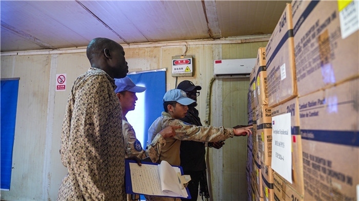 圖7.檢查給養(yǎng)物資。馬騫攝