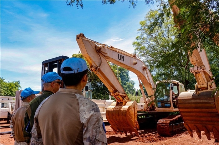 檢查裝備性能。謝坤攝