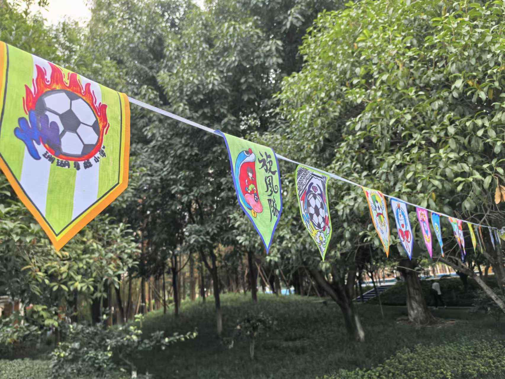 珊瑚魯能小學學生們手繪的“班超”隊徽。 人民網(wǎng)記者 楊磊攝