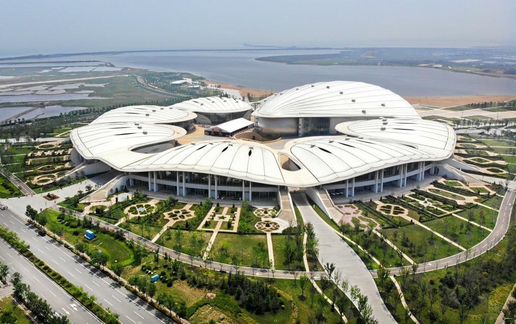 位于中國—上海合作組織地方經(jīng)貿(mào)合作示范區(qū)的青島·上合之珠國際博覽中心（2024年7月18日攝，無人機照片）。新華社記者李紫恒 攝