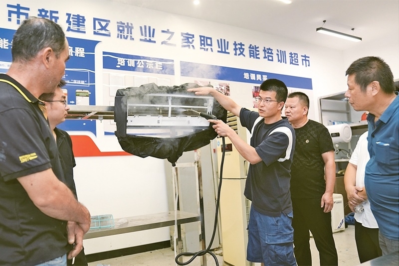 黨的二十屆三中全會強調，要健全終身職業(yè)技能培訓制度。圖為2024年9月12日一位老師在給學員進行家電清洗技術培訓。 新華社記者 萬象/攝