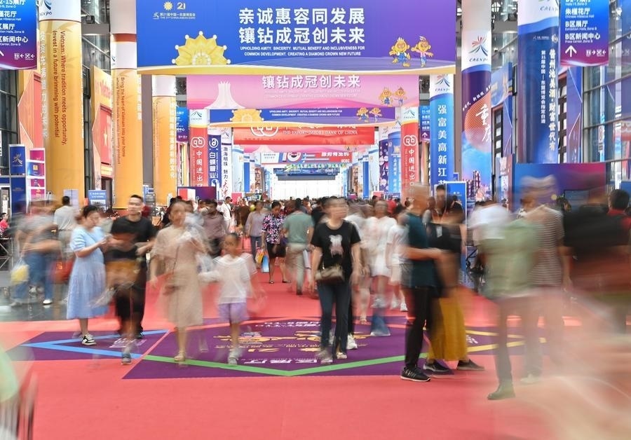2024年9月28日，觀眾在廣西南寧市舉行的第21屆中國—東盟博覽會上參觀。新華社記者 周華 攝