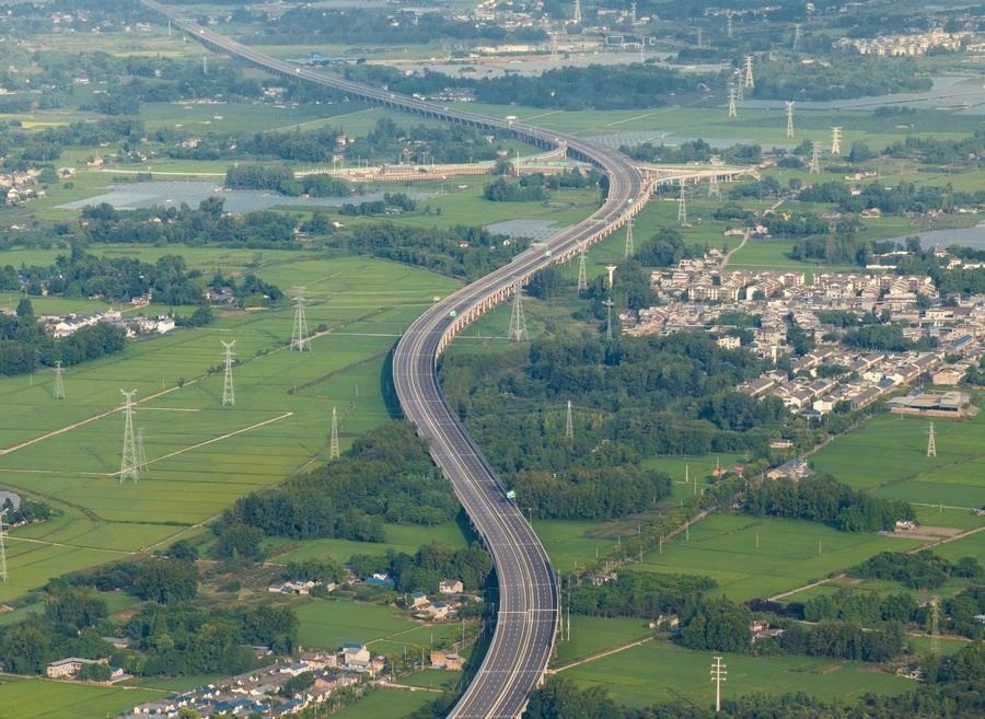 俯瞰四川天府新區(qū)至邛崍高速公路一角（2024年7月2日攝，無人機照片）。新華社記者 江宏景 攝