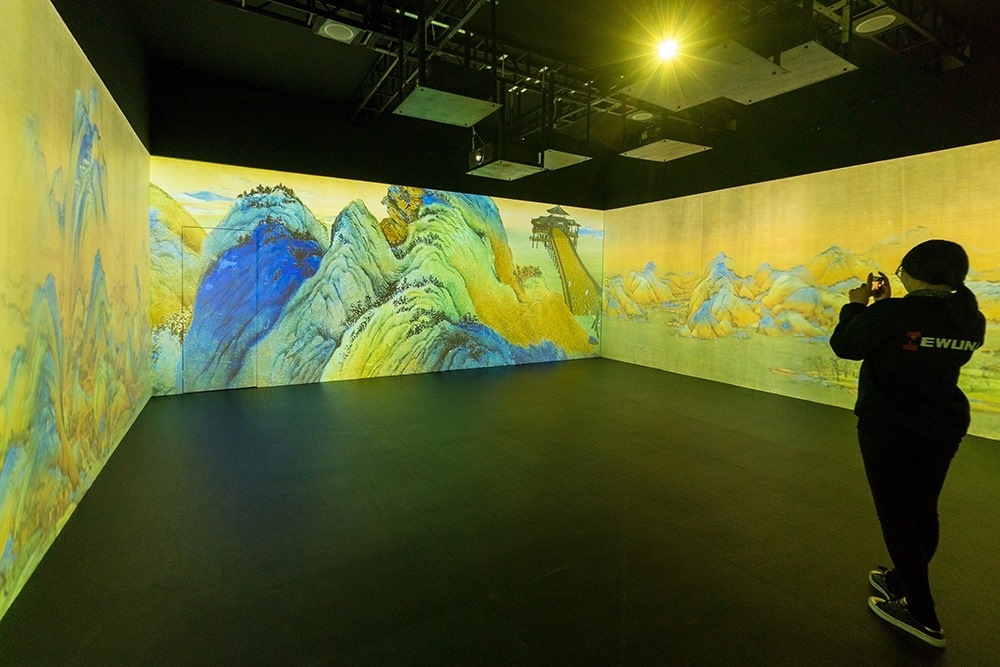 2019年1月29日，上海，市民在“千里江山圖科技藝術(shù)展”上參觀北宋名畫《千里江山圖》的AR全景展示并打卡拍照。