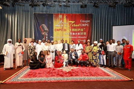 選手、評委、組委會工作人員共同與頒獎嘉賓合影。中國石油非洲公司供圖