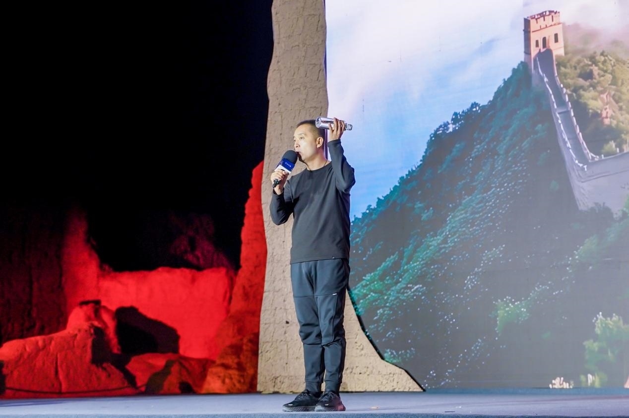 李剛在“何以中國·五星出東方”網(wǎng)絡(luò)主題宣傳活動(dòng)現(xiàn)場演講。人民視頻供圖