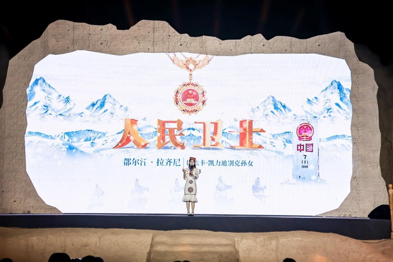 都爾汗·拉齊尼在“何以中國·五星出東方”網(wǎng)絡(luò)主題宣傳活動(dòng)現(xiàn)場演講。人民視頻供圖