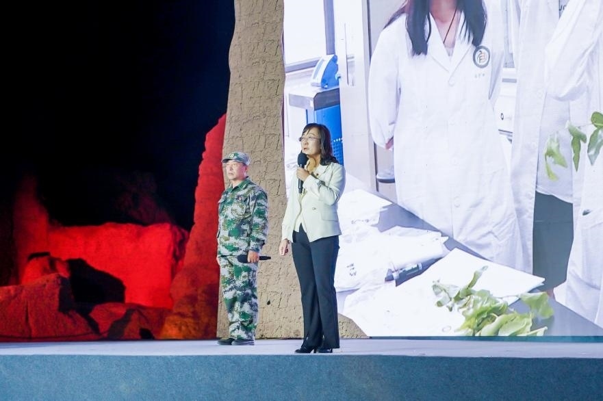 吳翠云（右一）在“何以中國·五星出東方”網(wǎng)絡(luò)主題宣傳活動(dòng)現(xiàn)場演講。人民視頻供圖