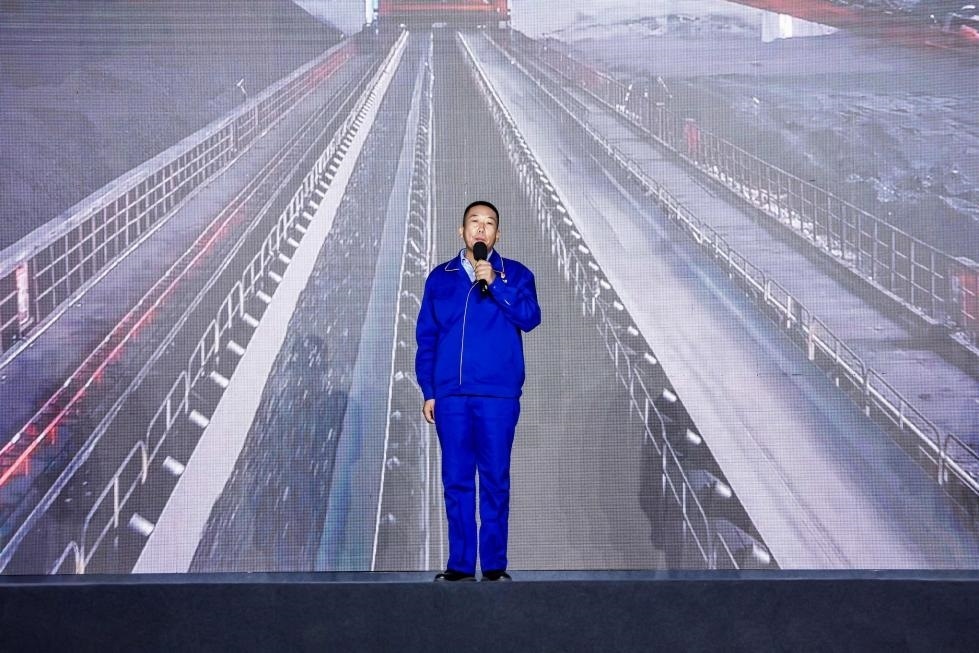 邵旭鵬在“何以中國·五星出東方”網(wǎng)絡(luò)主題宣傳活動(dòng)現(xiàn)場演講。人民視頻供圖