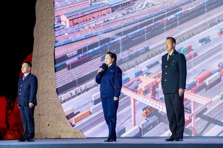 早吾扎?哈力賽（左二）在“何以中國·五星出東方”網(wǎng)絡(luò)主題宣傳活動(dòng)現(xiàn)場演講。人民視頻供圖