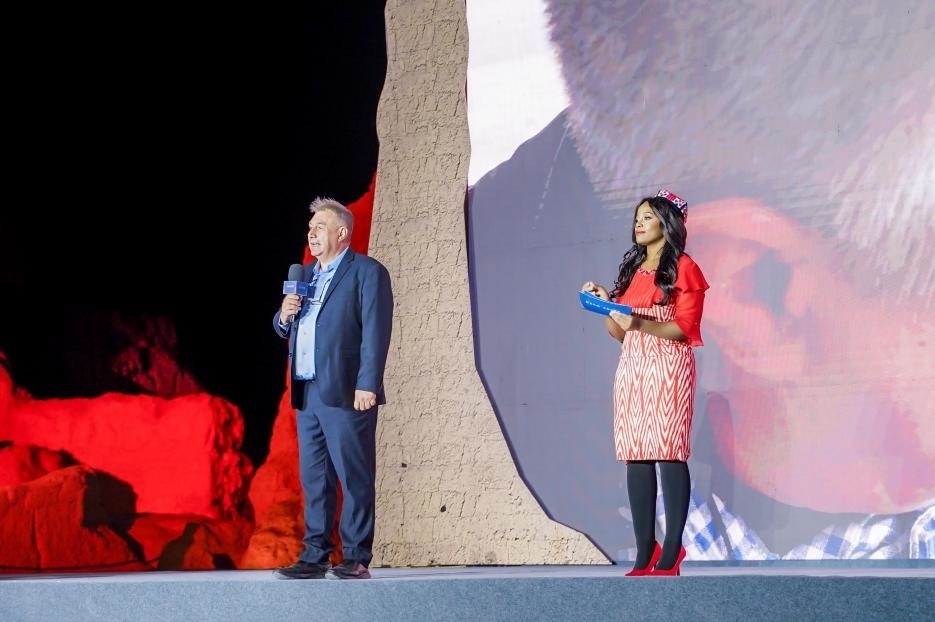 丹尼（左一）在“何以中國·五星出東方”網(wǎng)絡(luò)主題宣傳活動(dòng)現(xiàn)場演講。人民視頻供圖