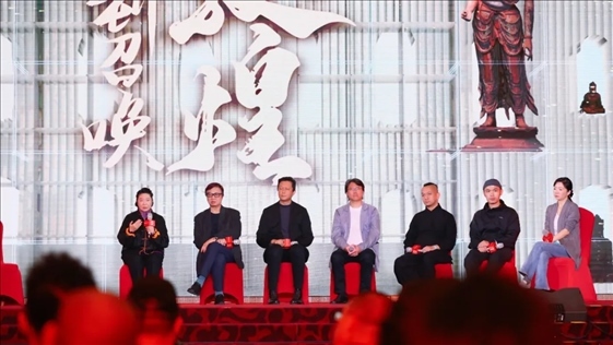 《受到召喚·敦煌》眾主創(chuàng)現(xiàn)場分享創(chuàng)作故事。主辦方供圖