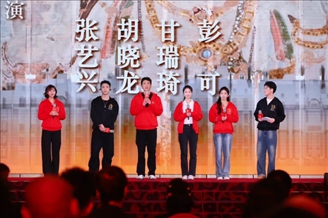 《受到召喚·敦煌》眾演員與現(xiàn)場觀眾互動(dòng)交流。主辦方供圖