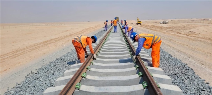 阿提哈德鐵路二期A標(biāo)項(xiàng)目施工中。中建中東供圖