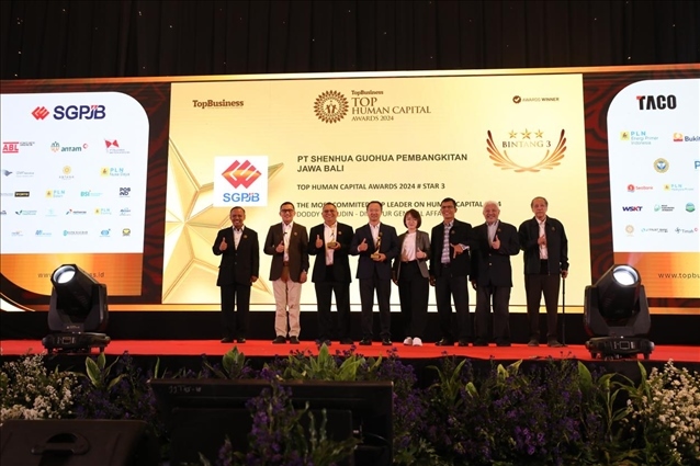 國能印尼爪哇發(fā)電公司董事長(zhǎng)趙志剛（左四）與其他獲獎(jiǎng)?wù)吆嫌?。國能印尼爪哇發(fā)電公司供圖