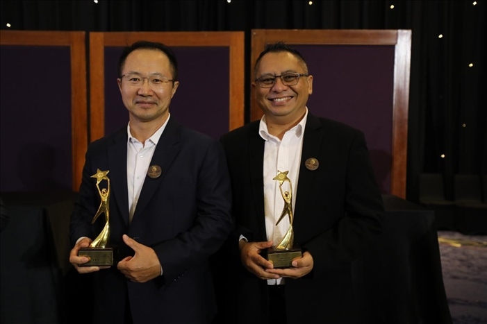 趙志剛與多迪獲獎(jiǎng)后合影。國能印尼爪哇發(fā)電公司供圖