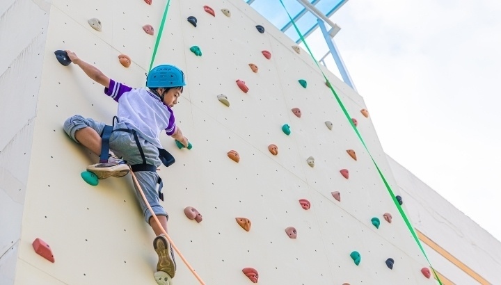 浙江臺(tái)州，正在學(xué)習(xí)攀巖課程的小學(xué)生