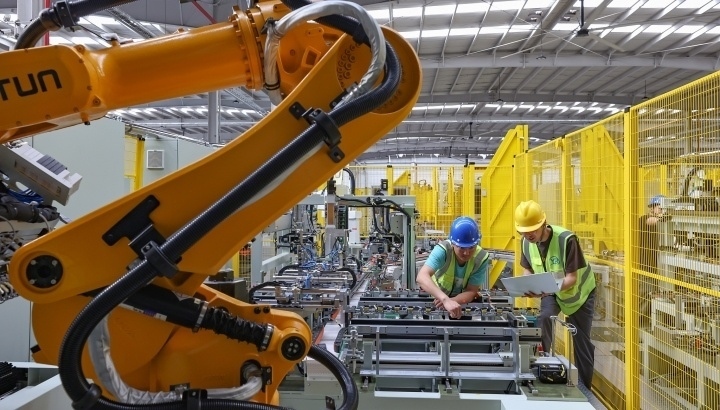 江蘇昆山，智能生產(chǎn)線上人機(jī)協(xié)同作業(yè)