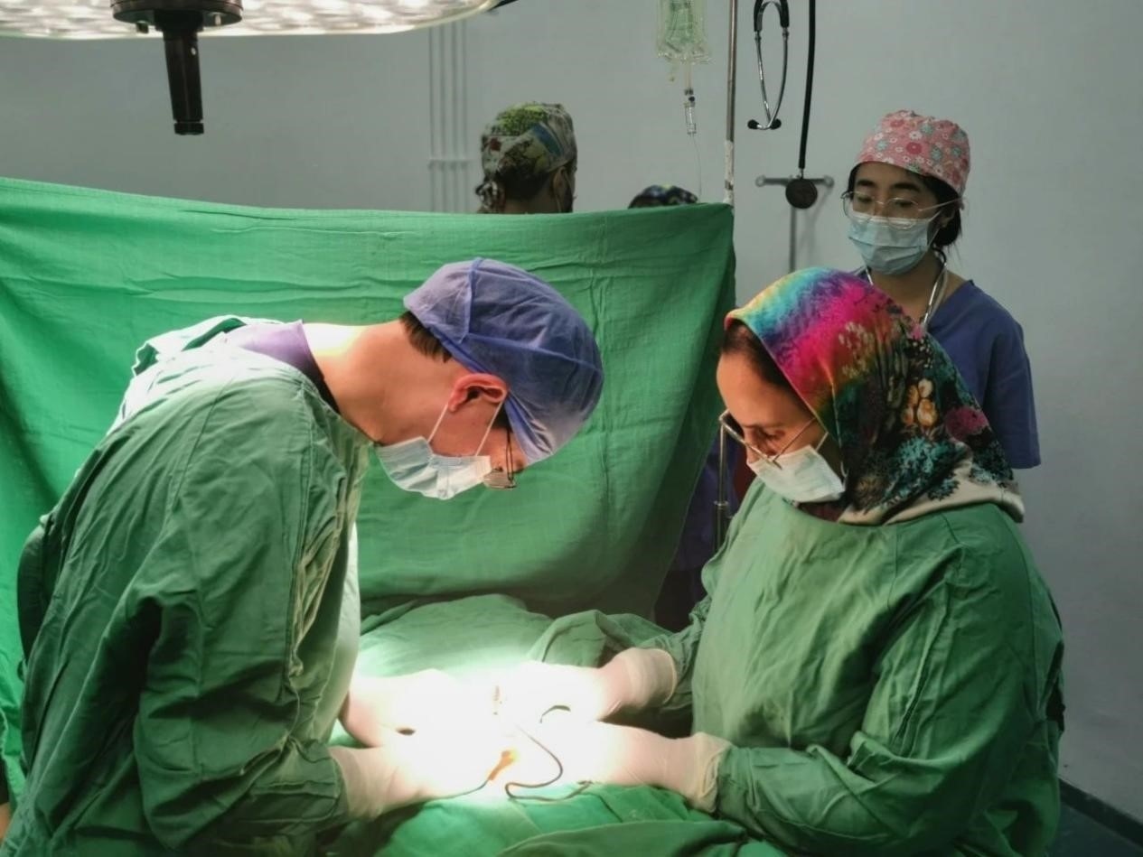 中國(guó)醫(yī)療隊(duì)員與當(dāng)?shù)蒯t(yī)生合作開(kāi)展手術(shù)。第196批中國(guó)援助摩洛哥醫(yī)療隊(duì)塞達(dá)特分隊(duì)供圖