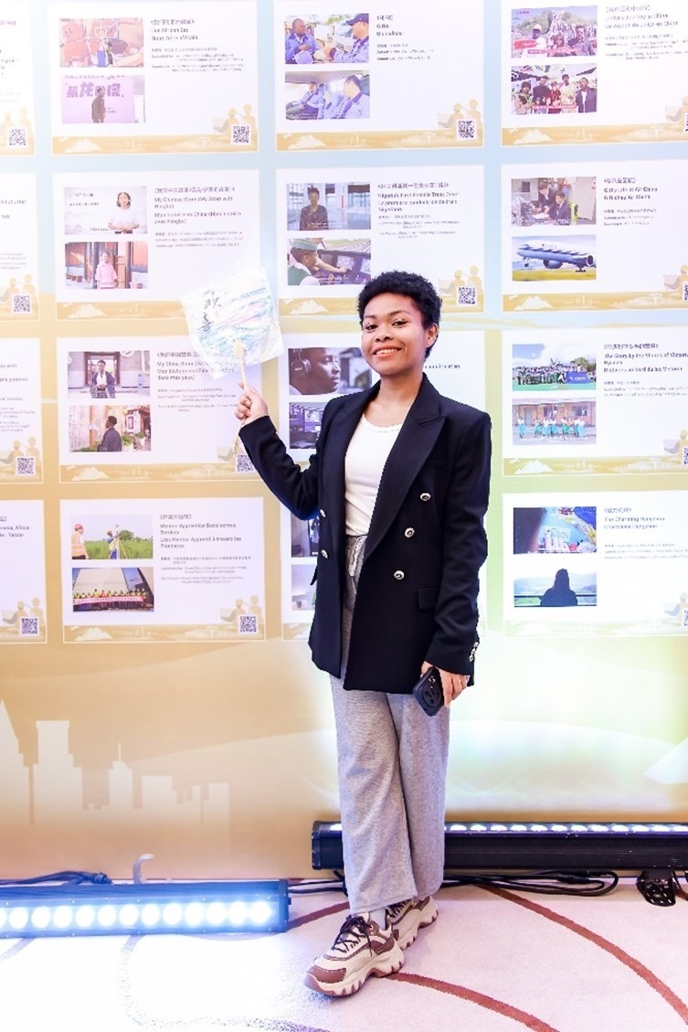 愈靈兒和她的作品合影。主辦方供圖