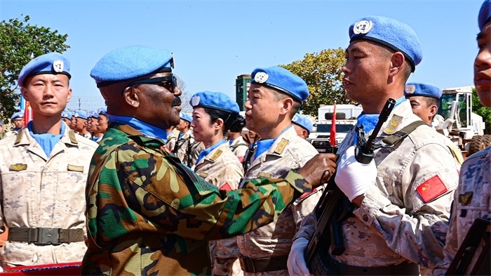 聯(lián)南蘇團(tuán)西戰(zhàn)區(qū)司令多米尼克準(zhǔn)將為維和官兵授勛。孫千攝