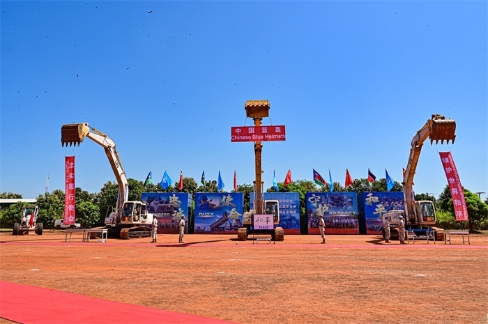 工程機(jī)械特技展示。王軍杰攝