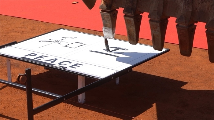 工程機(jī)械表演寫書法。王皓宇攝