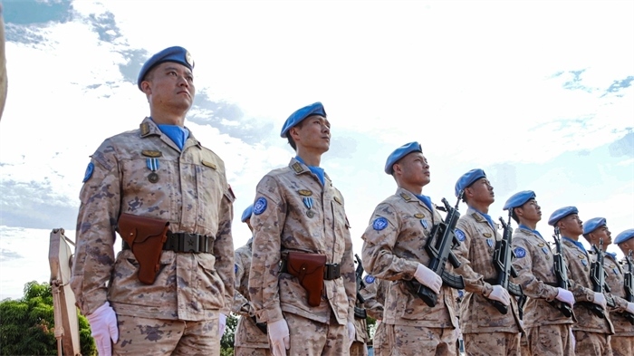 維和官兵整齊列隊(duì)。鄧原淘攝