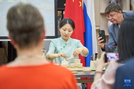 這是11月2日在俄羅斯符拉迪沃斯托克的活動現(xiàn)場拍攝的茶藝表演。新華社發(fā)（郭飛洲攝）