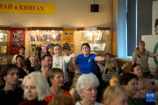 11月2日，來賓在俄羅斯符拉迪沃斯托克的活動現(xiàn)場模仿八段錦的動作。新華社發(fā)（郭飛洲攝）