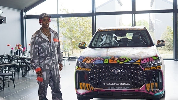 Samurai Farai和其汽車噴繪作品。人民網(wǎng) 張茜攝