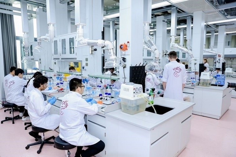 中外學(xué)生同堂做實(shí)驗(yàn)。深北莫供圖