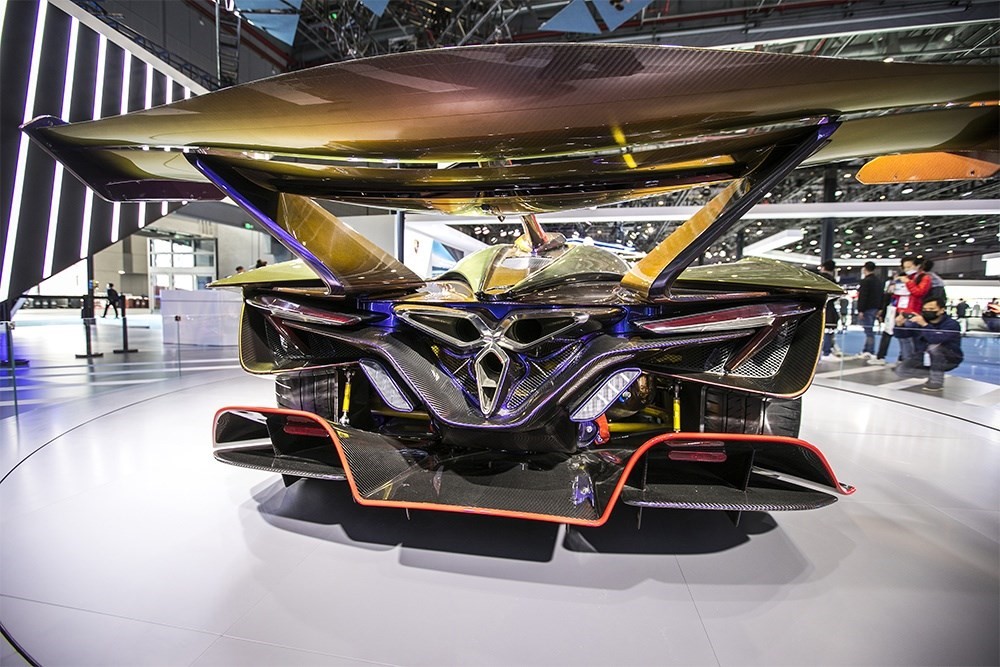 2020年11月5日，上海，來自德國的全球首款全碳纖維跑車亮相進(jìn)博會。該車總重量只有1250KG。