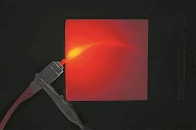 帶有彎曲通道的3D打印材料能引導(dǎo)并散射光。圖片來源：英國格拉斯哥大學(xué)