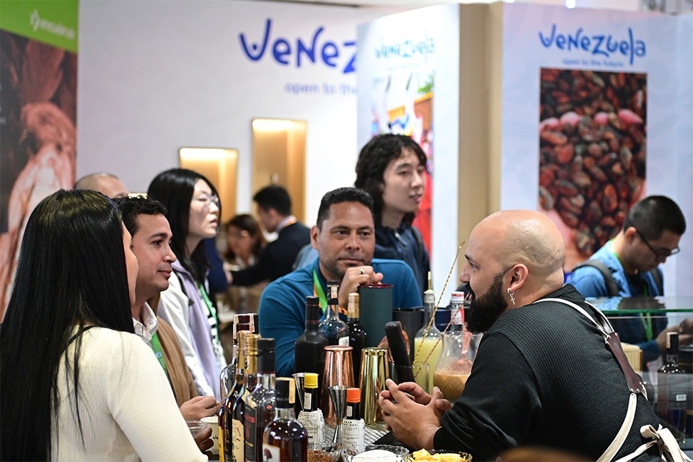 2023年11月9日，上海，觀眾在進(jìn)博會委內(nèi)瑞拉館參觀、交流、洽談。