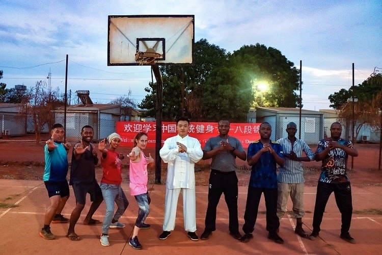 組織八段錦教學(xué)。王軍杰 攝