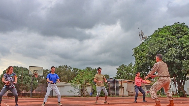 認真學(xué)習(xí)動作。孫亞斌 攝