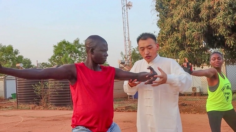 細心指導(dǎo)動作。馬騫攝