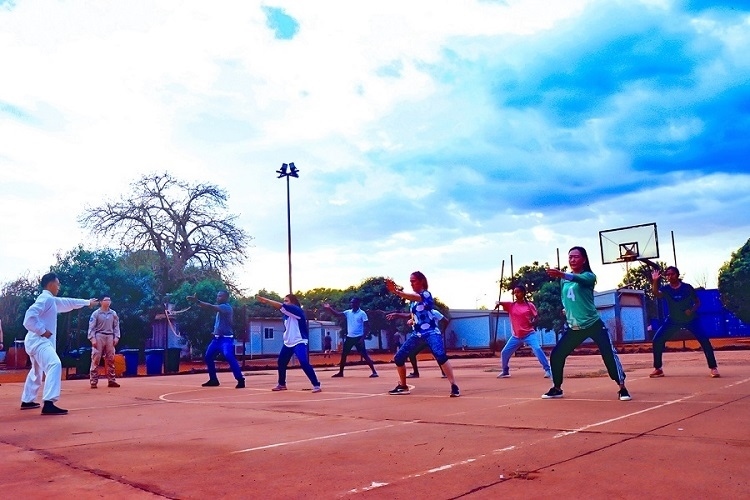 示范標(biāo)準(zhǔn)動作。鄧原淘攝