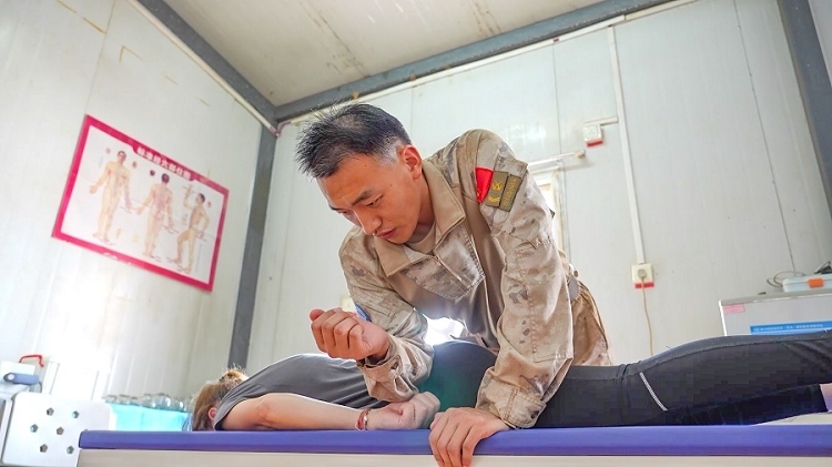 體驗中醫(yī)推拿。王軍杰攝