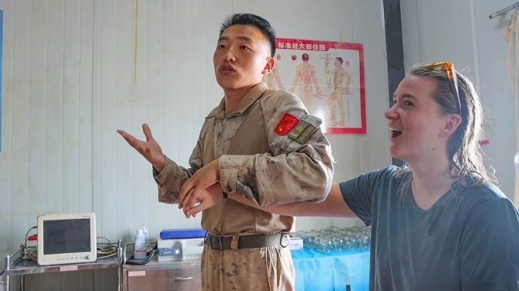 體驗中醫(yī)針灸。羅詩穎攝