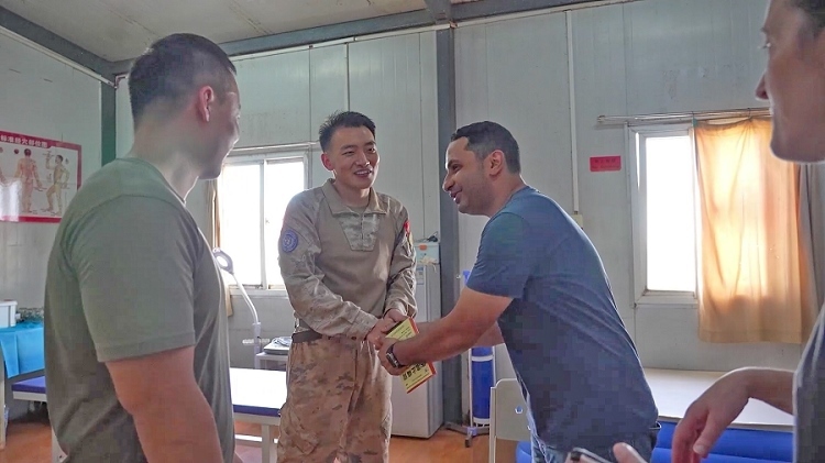 外國友人致謝。王軍杰攝