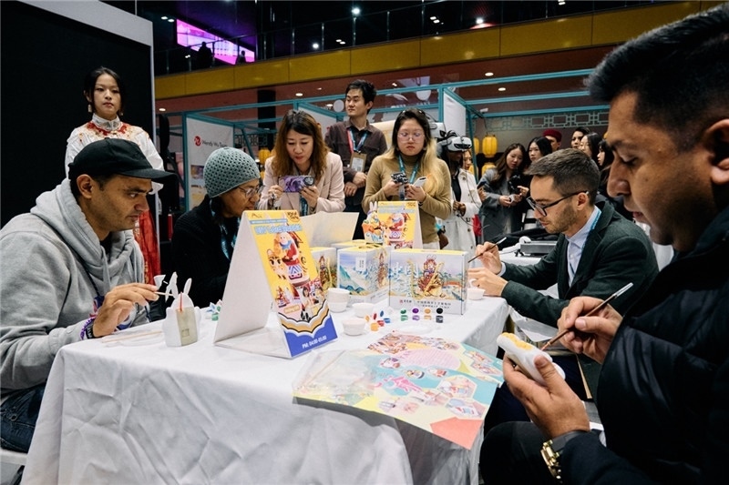 觀眾參加“兔兒爺”手工坊。楊浩鵬攝