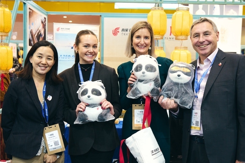 “中國(guó)館”展區(qū)現(xiàn)場(chǎng)洽談。 楊浩鵬攝