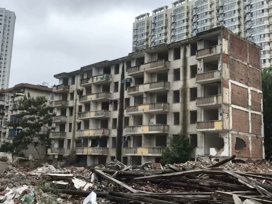 圖為拆遷中的合肥儀表廠宿舍。 合肥市蕪湖路街道 提供