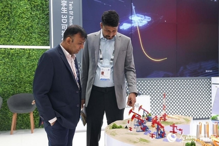 觀眾在了解中企產(chǎn)品。人民網(wǎng)記者任皓宇攝 