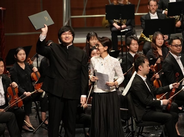 小澤征良向俞潞贈送小澤征爾使用過的《第五交響曲》樂譜。演出方供圖