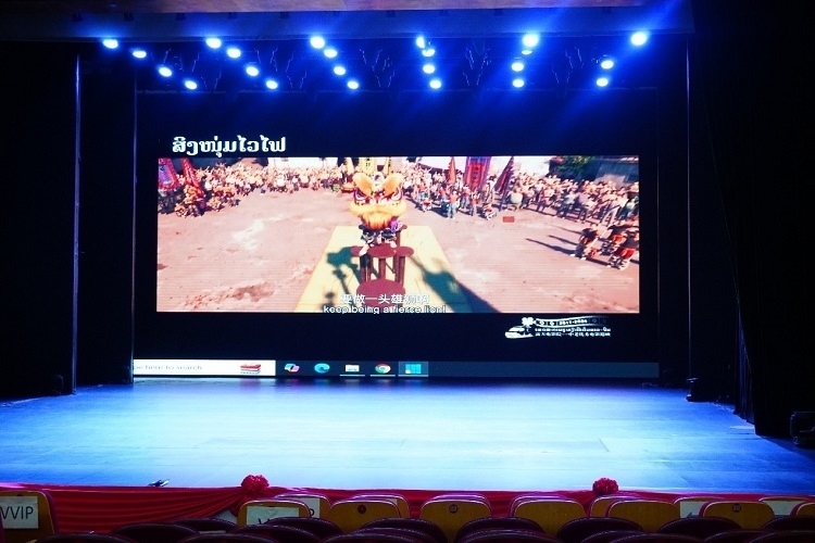 “露天電影院——中老優(yōu)秀電影巡映”首映式上放映老撾語(yǔ)配譯的中國(guó)動(dòng)畫電影《雄獅少年》。主辦方供圖