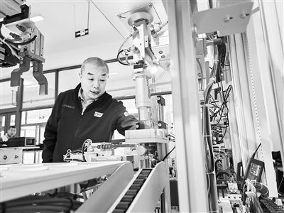 郭海青在檢查車床加工設(shè)備。 受訪者供圖