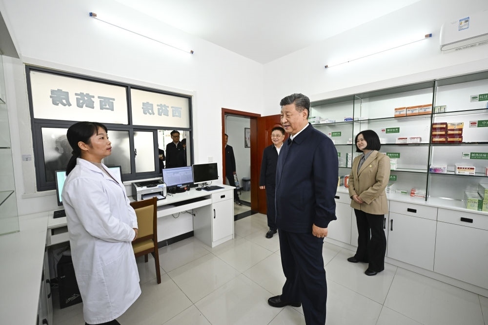2024年11月5日，習近平在湖北省咸寧市嘉魚縣潘家灣鎮(zhèn)四邑村衛(wèi)生室考察。習近平指出：“要進一步加強黨建引領，抓住‘一老一小’這個重點，更加精準有效地為群眾排憂解難?！? width=